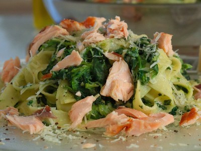 Bandnudeln mit Lachs und Spinat